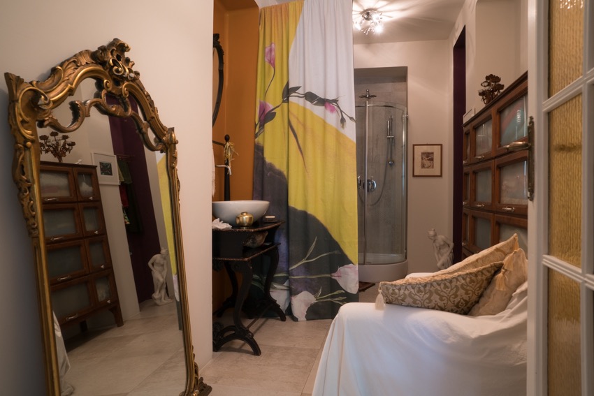 Appartamento classico con carta da parati e parquet a Torino per foto, video, eventi