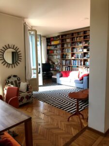 Appartamento classico contemporaneo con libreria e parquet a Milano per foto, video, eventi