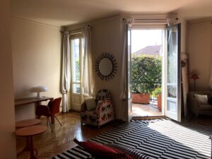 Appartamento classico contemporaneo con libreria e parquet a Milano per foto, video, eventi