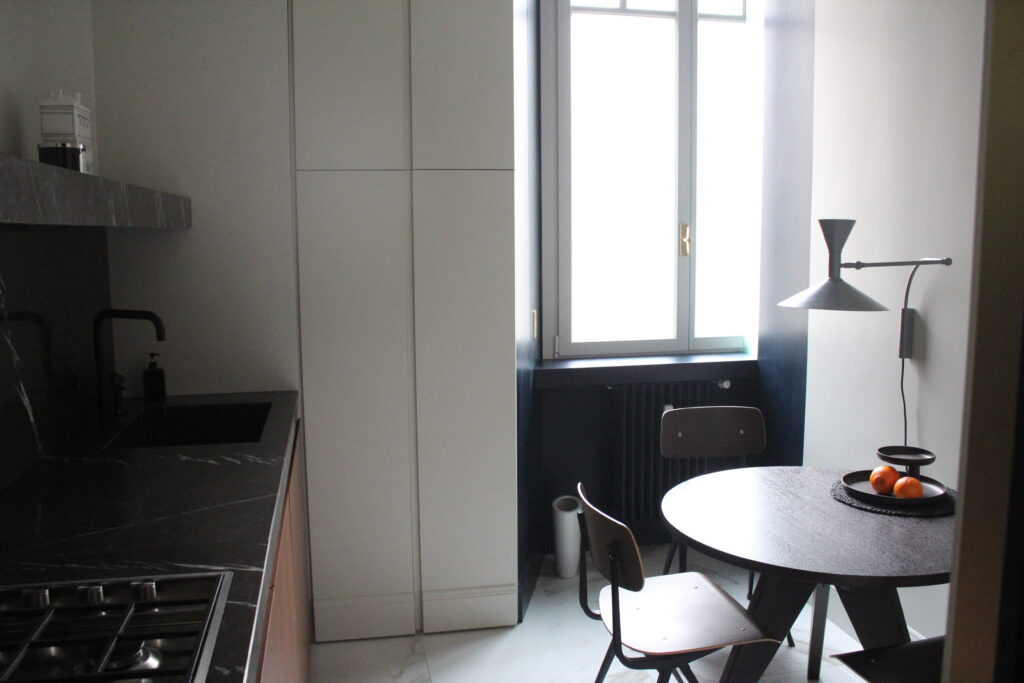Appartamento classico contemporaneo con marmo e parquet a Milano per foto, video, eventi