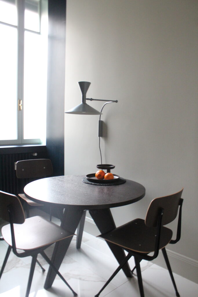 Appartamento classico contemporaneo con marmo e parquet a Milano per foto, video, eventi