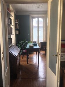 Appartamento classico contemporaneo in stile vintage con parquet a Milano per foto, video, eventi