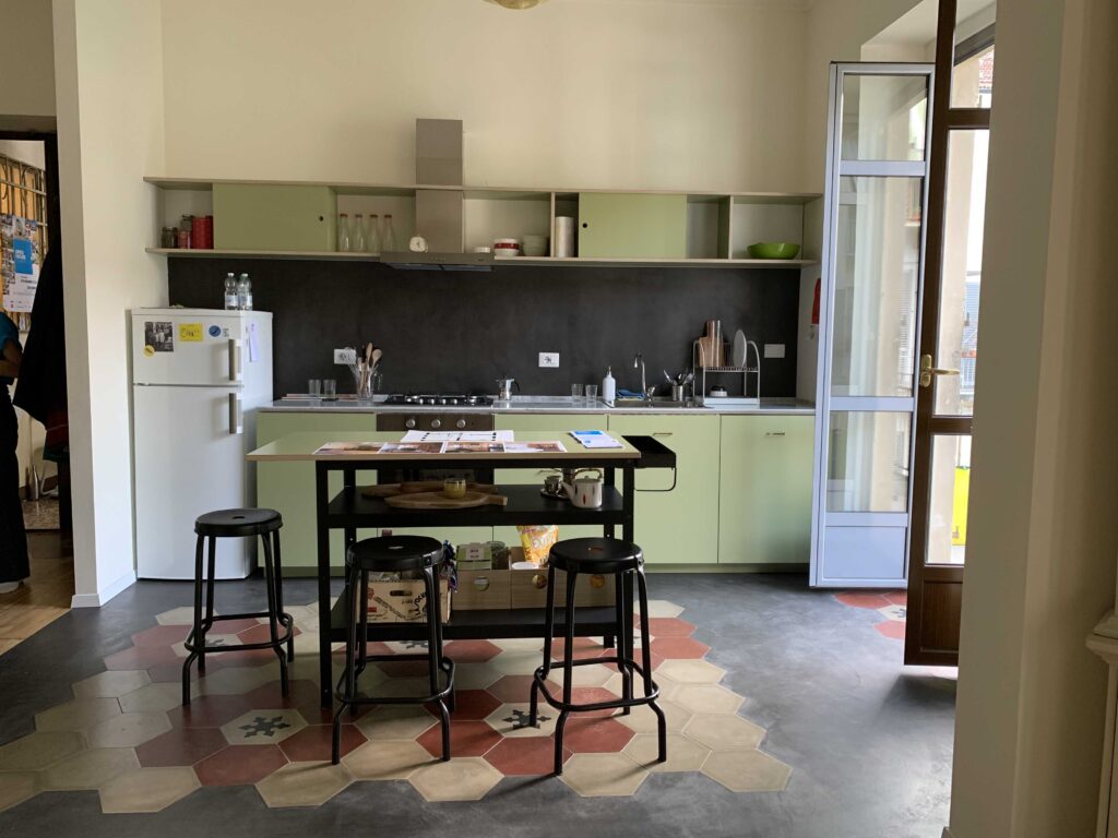 Appartamento contemporaneo con cucina ad isola e parquet a Torino per foto, video, eventi