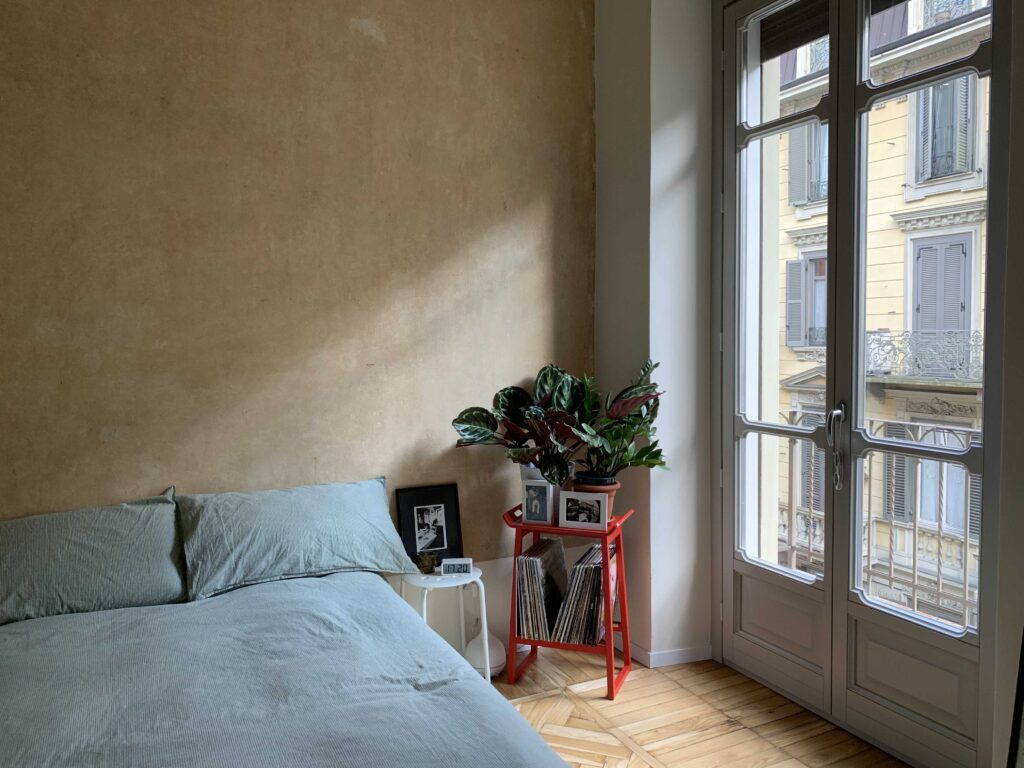 Appartamento contemporaneo con cucina ad isola e parquet a Torino per foto, video, eventi