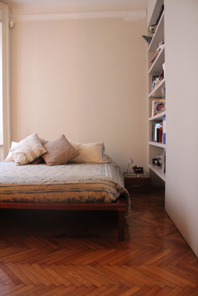Appartamento contemporaneo con cucina ad isola a Milano per foto, video, eventi