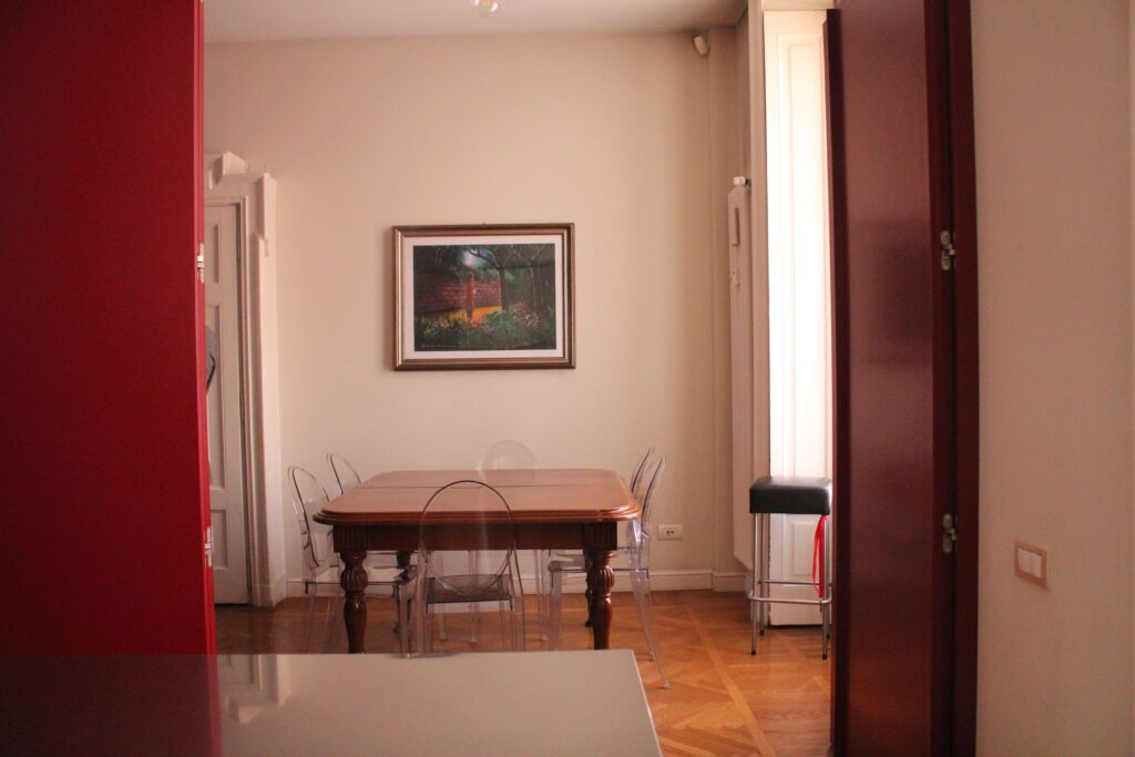 Appartamento contemporaneo con cucina ad isola a Milano per foto, video, eventi