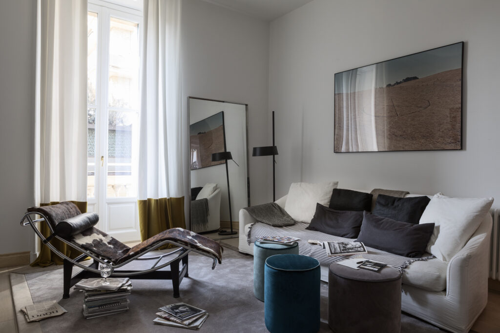 Appartamento contemporaneo in marmo e parquet con vetrate e terrazza a Milano per foto, video, eventi