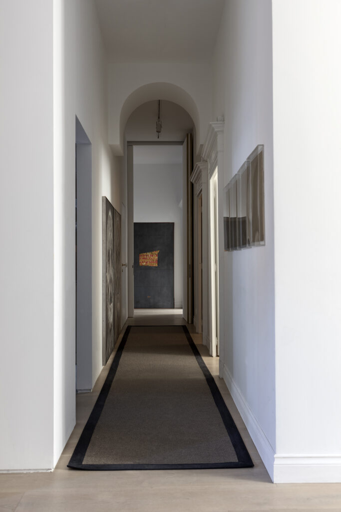 Appartamento contemporaneo in marmo e parquet con vetrate e terrazza a Milano per foto, video, eventi