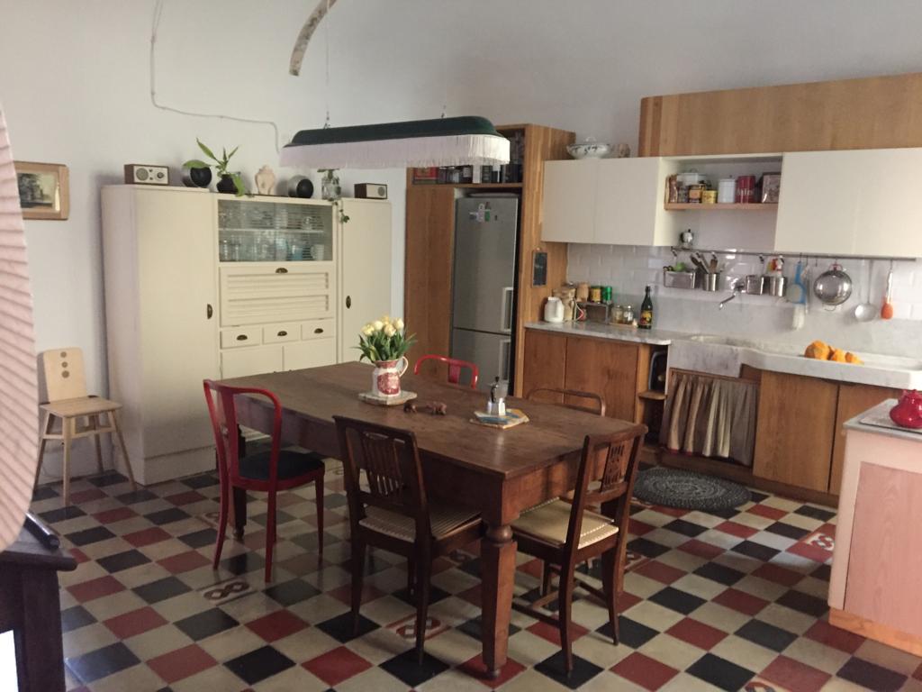 Appartamento contemporaneo in stile provenzale e vintage con parquet a Bologna per foto, video, eventi