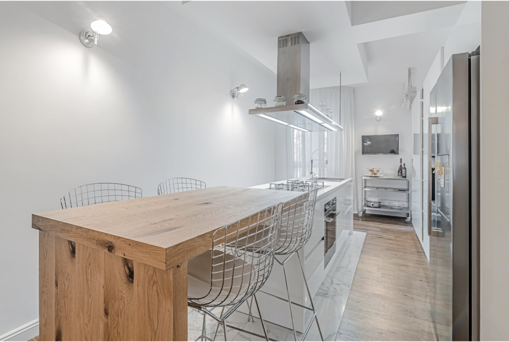 Appartamento contemporaneo minimal con cucina ad isola e parquet a Milano per foto, video, eventi
