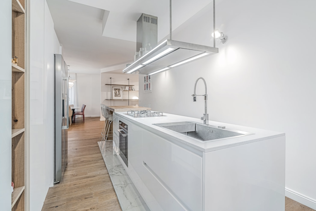 Appartamento contemporaneo minimal con cucina ad isola e parquet a Milano per foto, video, eventi