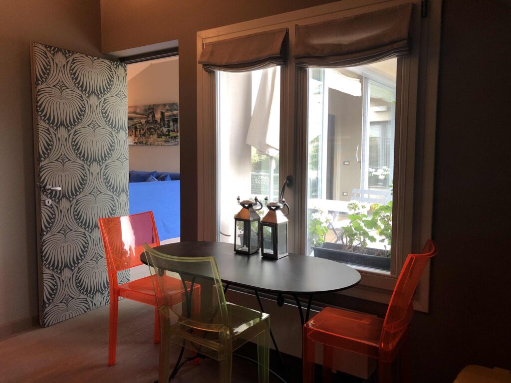 Appartamento di design contemporaneo classico con carta da parati e vetrate a Milano per foto, video, eventi(