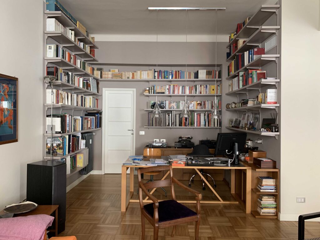 Appartamento di design contemporaneo moderno con parquet a Milano per foto, video, eventi