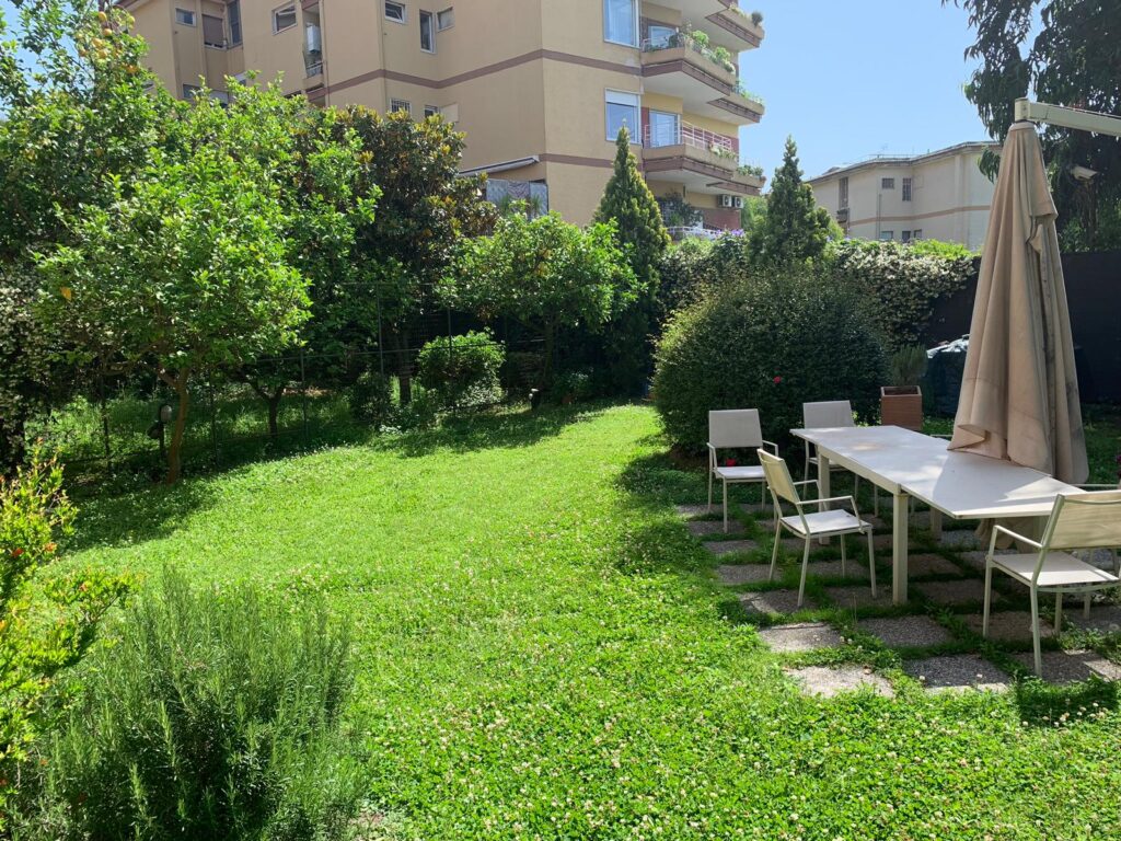 Appartamento di design in stile minimal con cucina ad isola, parquet e parco giardino a Napoli per foto, video, eventi