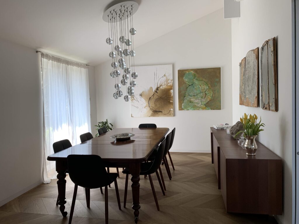 Appartamento minimal moderno con parquet in stile total whitea Monza e Brianza per foto, video, eventi