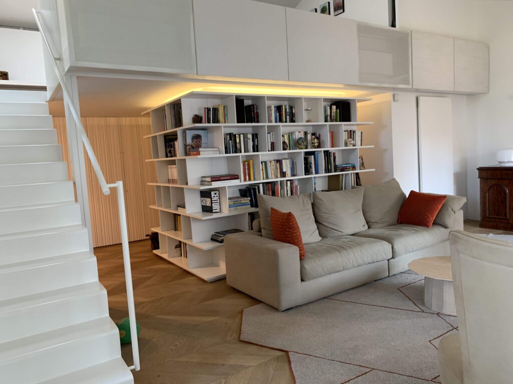 Appartamento minimal moderno con parquet in stile total white a Monza e Brianza per foto, video, eventi