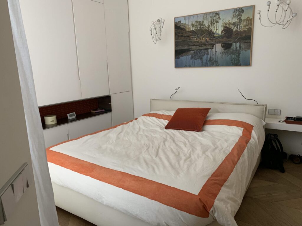 Appartamento minimal moderno con parquet in stile total white a Monza e Brianza per foto, video, eventi