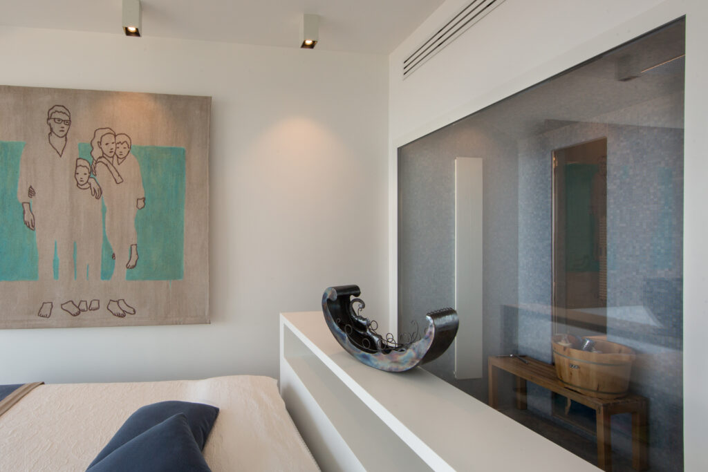 Appartamento moderno in stile minimal con cucina ad isola, vetrate, parquet e vista panoramica a Napoli per foto, video, eventi