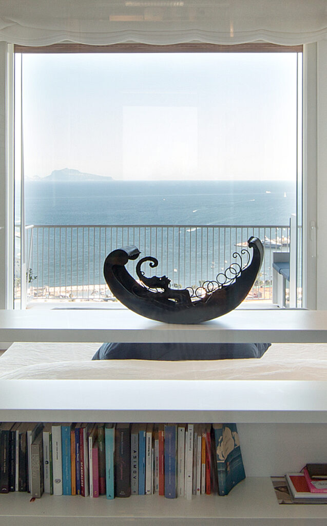 Appartamento moderno in stile minimal con cucina ad isola, vetrate, parquet e vista panoramica a Napoli per foto, video, eventi