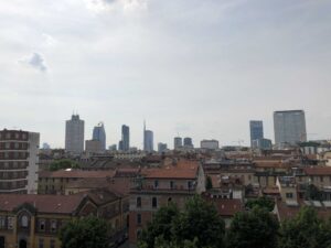 Attico di design contemporaneo moderno con vista panoramica e vetrate a Milano per foto, video, eventi