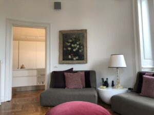 Appartamento classico contemporaneo con cucina ad isola e parquet a Milano per foto, video, eventi