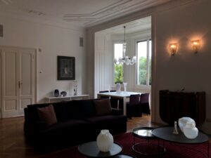 Appartamento classico contemporaneo con cucina ad isola e parquet a Milano per foto, video, eventi