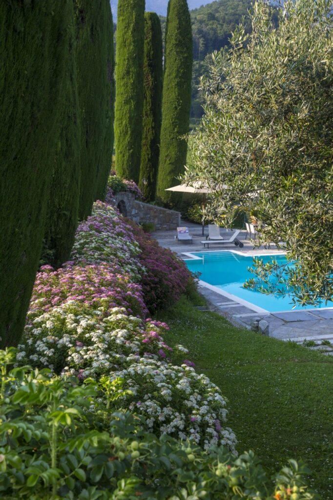 Cascina moderna con mattoncini a vista, parquet, parco/giardino e vista panoramica a Bergamo per foto, video, eventi
