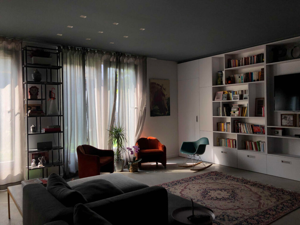 Loft di design in stile minimal e contemporaneo con cucina ad isola e mattoncini a vista a Milano per foto, video, eventi