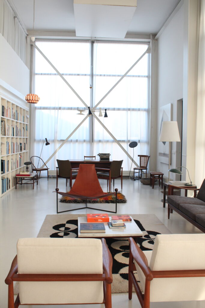 Loft di design in stile scandinavo con vetrate a Milano per foto, video, eventi