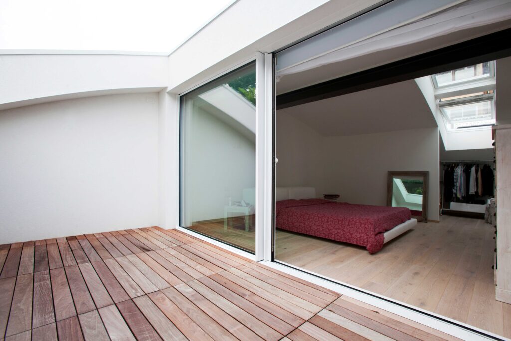 Loft di design moderno minimal in stile industriale con open space e vetrate a Padova per foto, video, eventi(