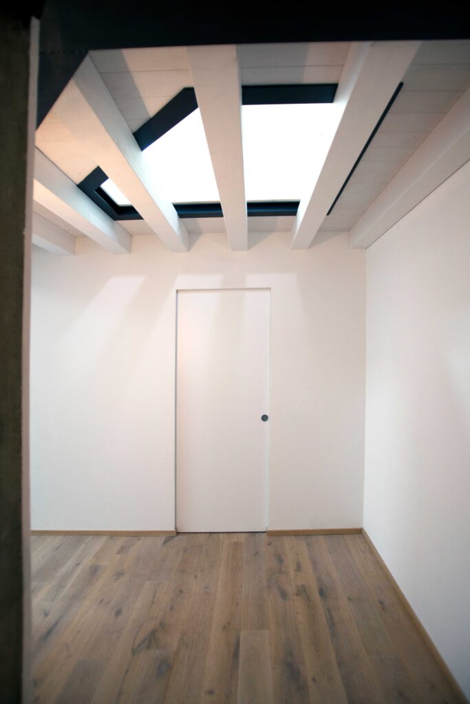 Loft di design moderno minimal in stile industriale con open space e vetrate a Padova per foto, video, eventi(