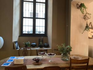 Loft di design vintage in stile bohemian chic e provenzale con cucina ad isola a Torino per foto, video, eventi