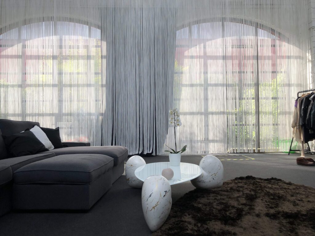 Loft industriale di design in stile minimal con vetrate a Milano per foto, video, eventi