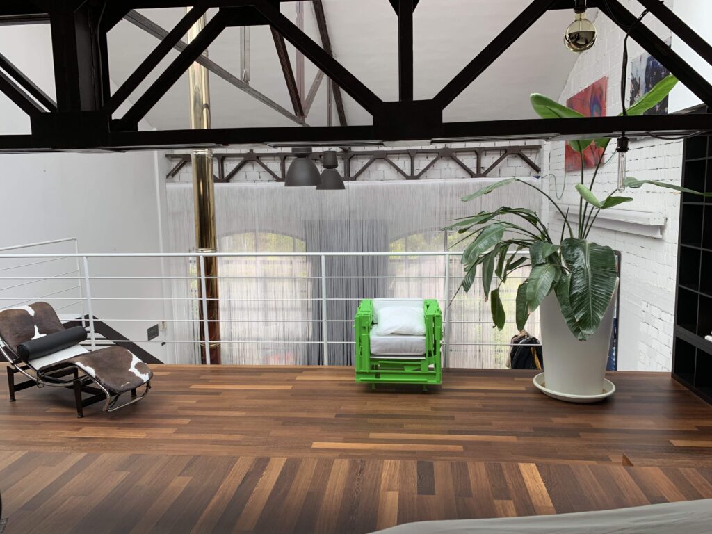 Loft industriale di design in stile minimal con vetrate a Milano per foto, video, eventi