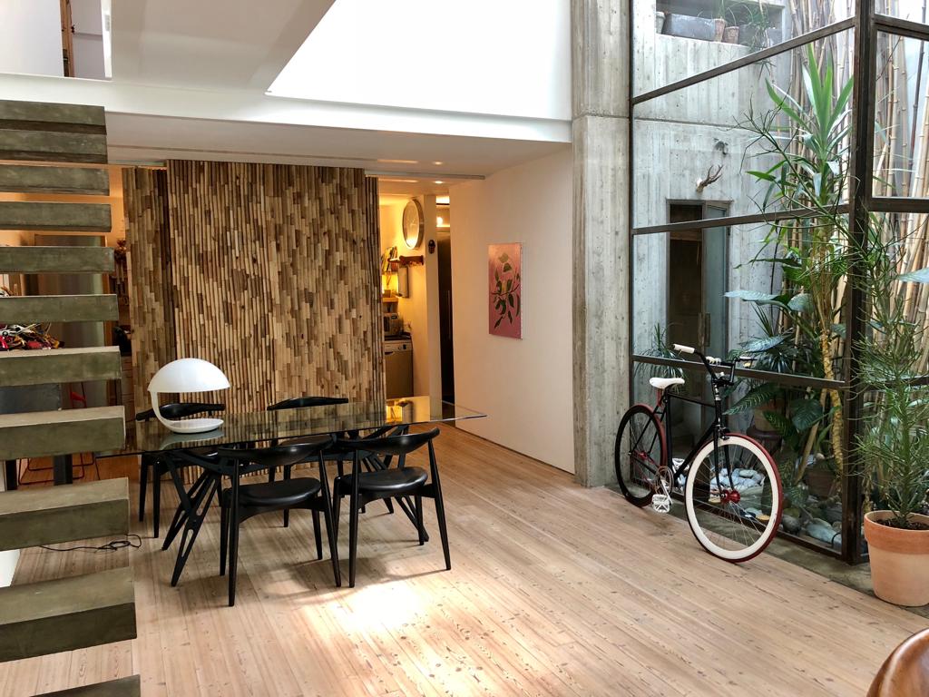 Loft moderno contemporaneo in stile esotico con elementi di design a Milano per foto, video, eventi