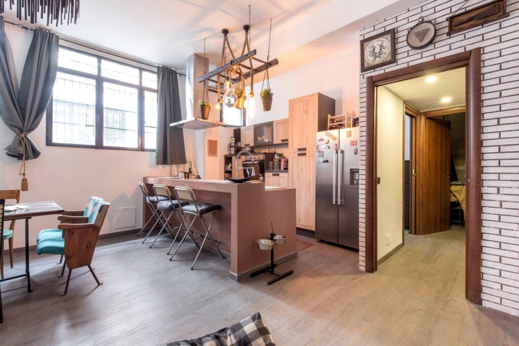 Loft moderno in stile vintage con cucina ad isola e mattoncini a vista a Milano per foto, video, eventi