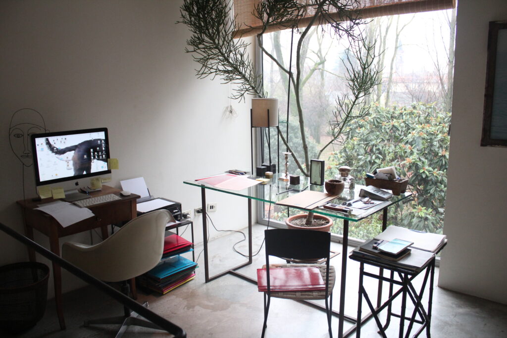 Loft moderno minimal in stile vintage con vetrate a Milano per foto, video, eventi