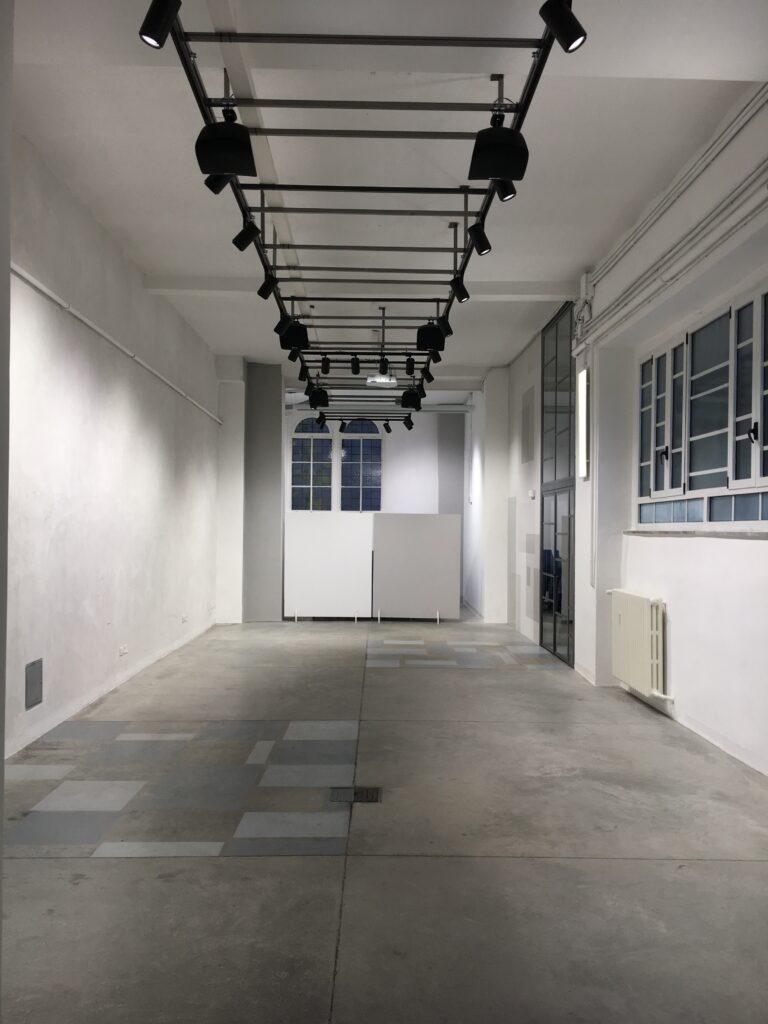 Spazio industriale con open space in stile total white a Milano per foto, video, eventi