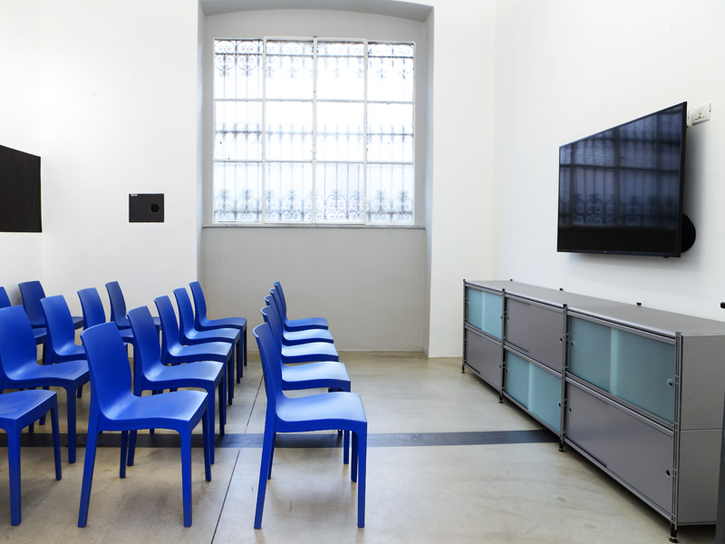 Spazio industriale con open space in stile total white a Milano per foto, video, eventi