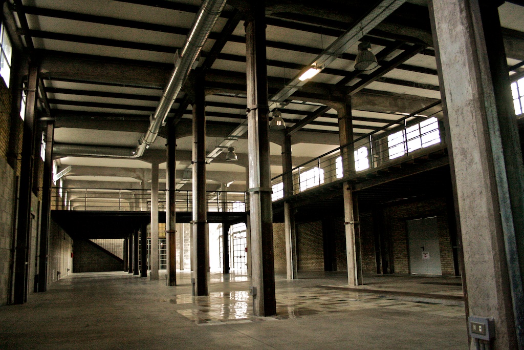 Spazio industriale con open space, vetrate e mattoncini a vista a Roma per foto, video, eventi