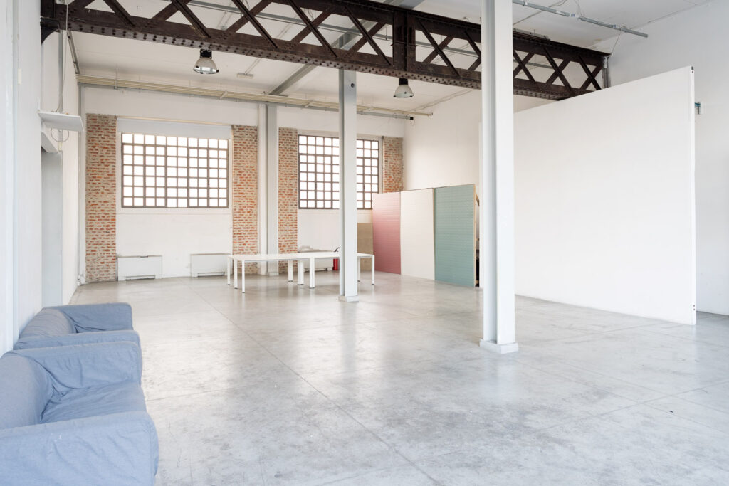 Spazio industriale in stile total white con mattoncini a vista a Milano per foto, video, eventi