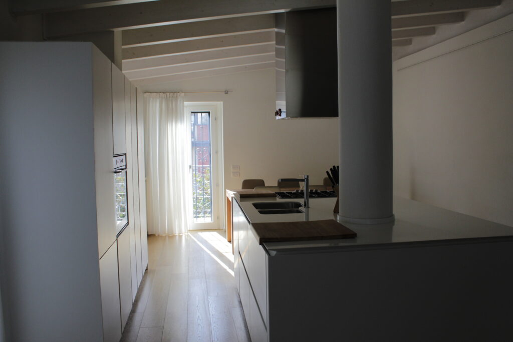Villa classica di design in stile minimal con cucina ad isola e parquet a Milano per foto, video, eventi