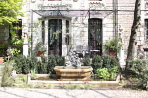 Villa classica in stile barocco con carta da parati e parco giardino a Milano per foto, video, eventi