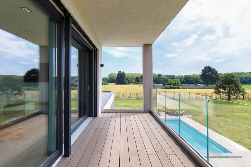 Villa minimal con cucina ad isola e piscina a Varese per foto, video, eventi