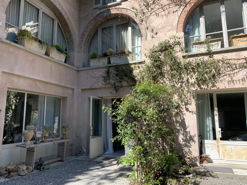 Villa provenzale minimal di design in stile shabby chic con serra, piscina e parquet a Lecco per foto, video, eventi