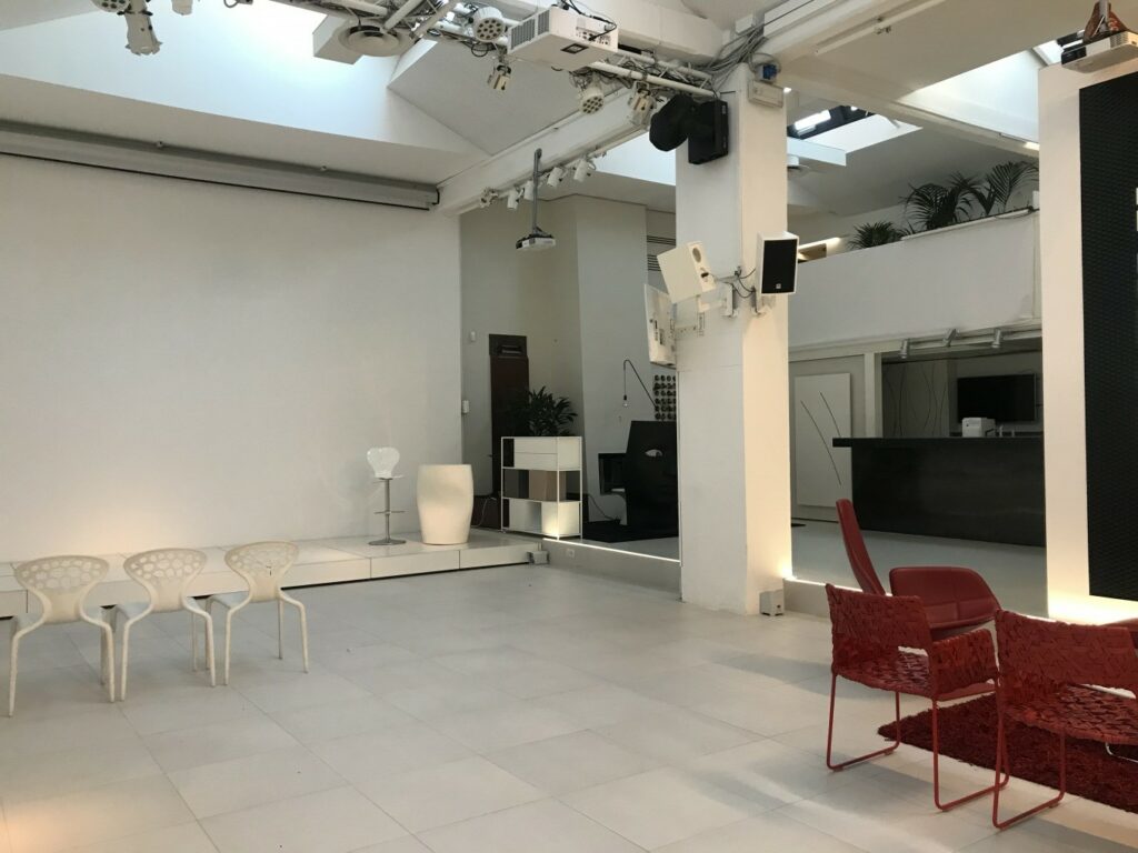 Spazio eventi industriale contemporaneo in stile minimal e total white con cucina ad isola a Milano per foto, video, eventi