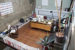Loft industriale di design con cucina ad isola e cemento lisciato a Milano per foto, video, eventi