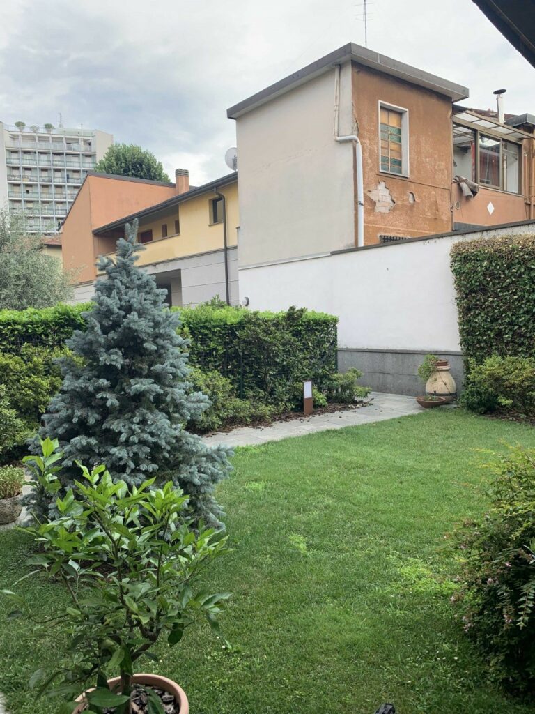 Villa classica contemporanea con mattoncini a vista e parco/giardino a Milano per foto, video, eventi