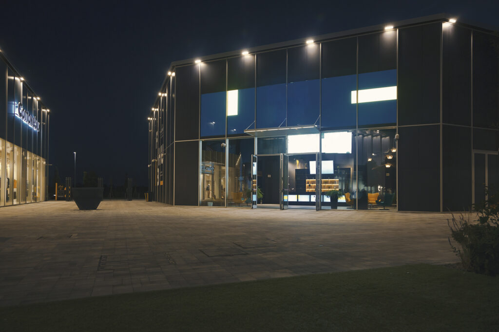 Spazio industriale di design in stile minimalista con open space e vetrate a Milano per foto, video, eventi