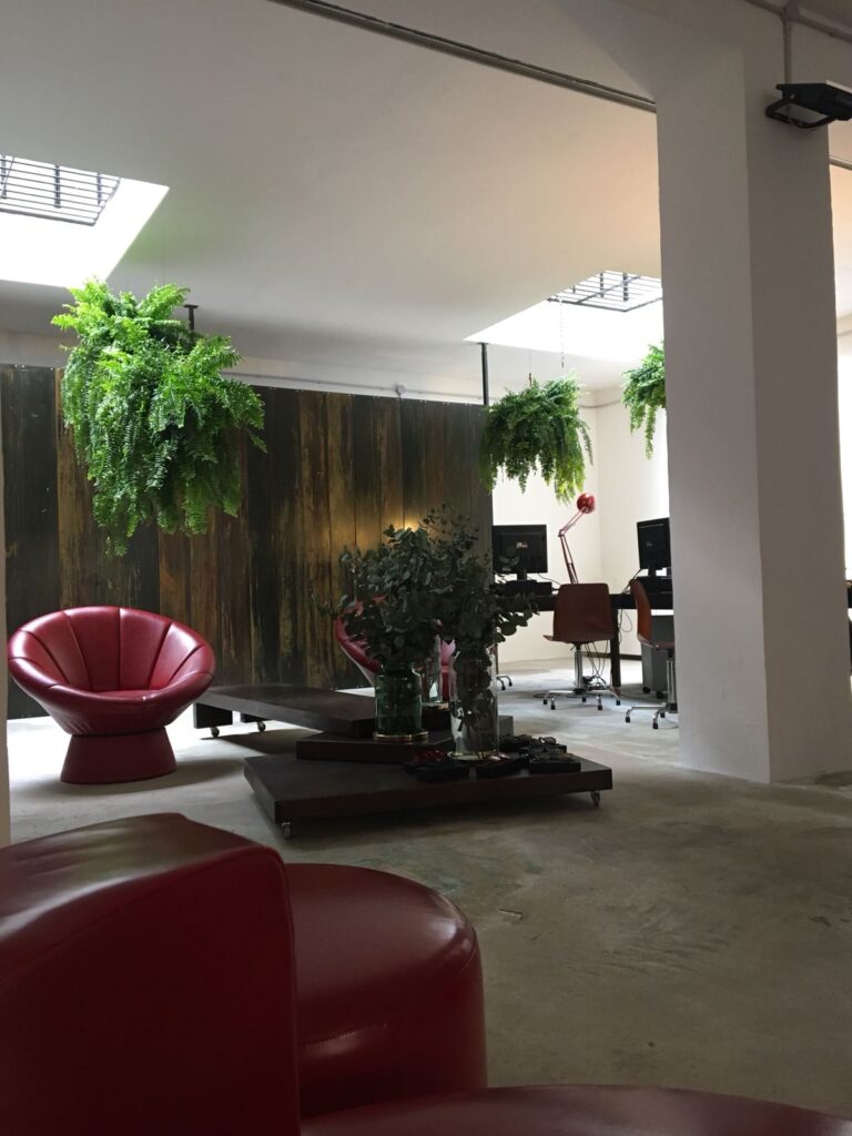 Ufficio industriale di design in stile minimal con cemento lisciato a Milano per foto, video, eventi